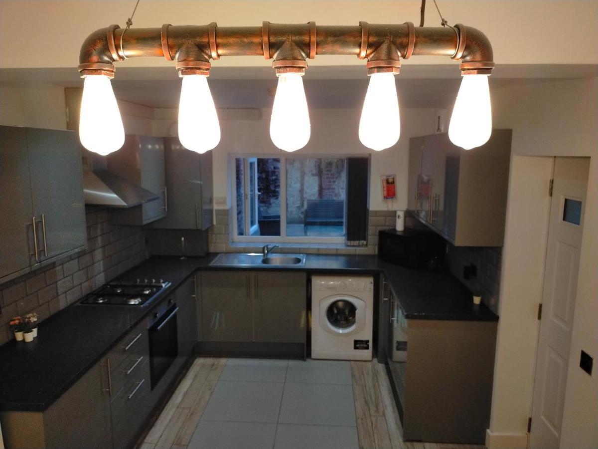 4 Bed Entire House - Heart Of The City - Near Sufc Шефилд Екстериор снимка